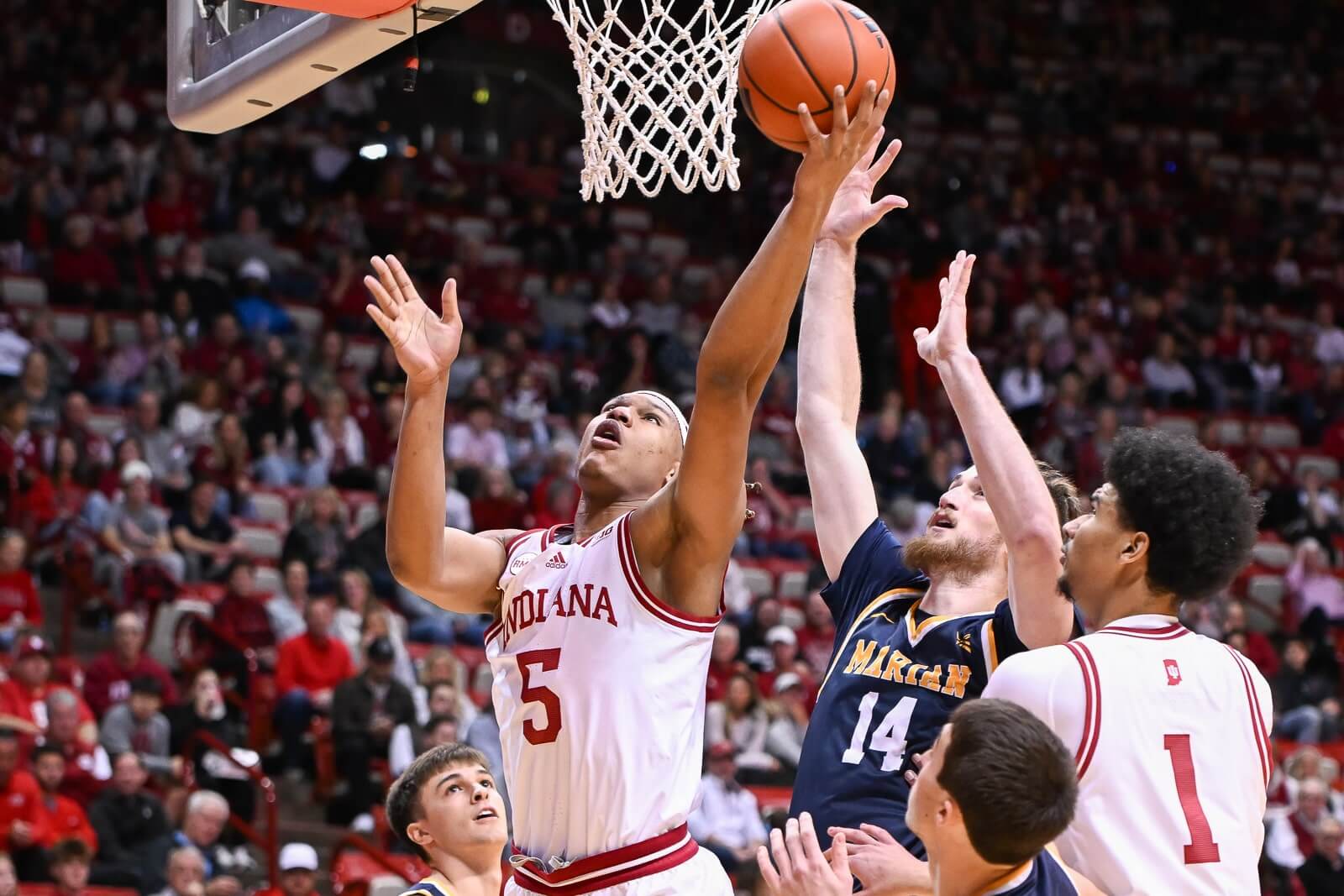 Saat bel: Indiana 94, Marian 61 – Dalam ruangan