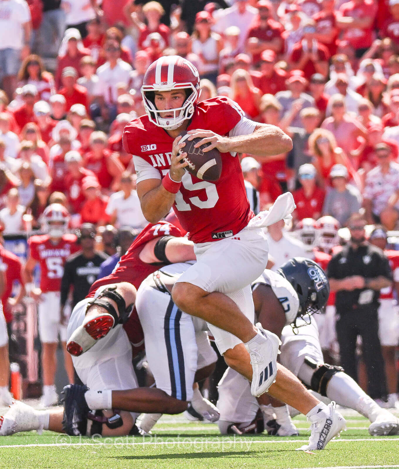 IU football quarterback Fernando Mendoza runs with the ball.