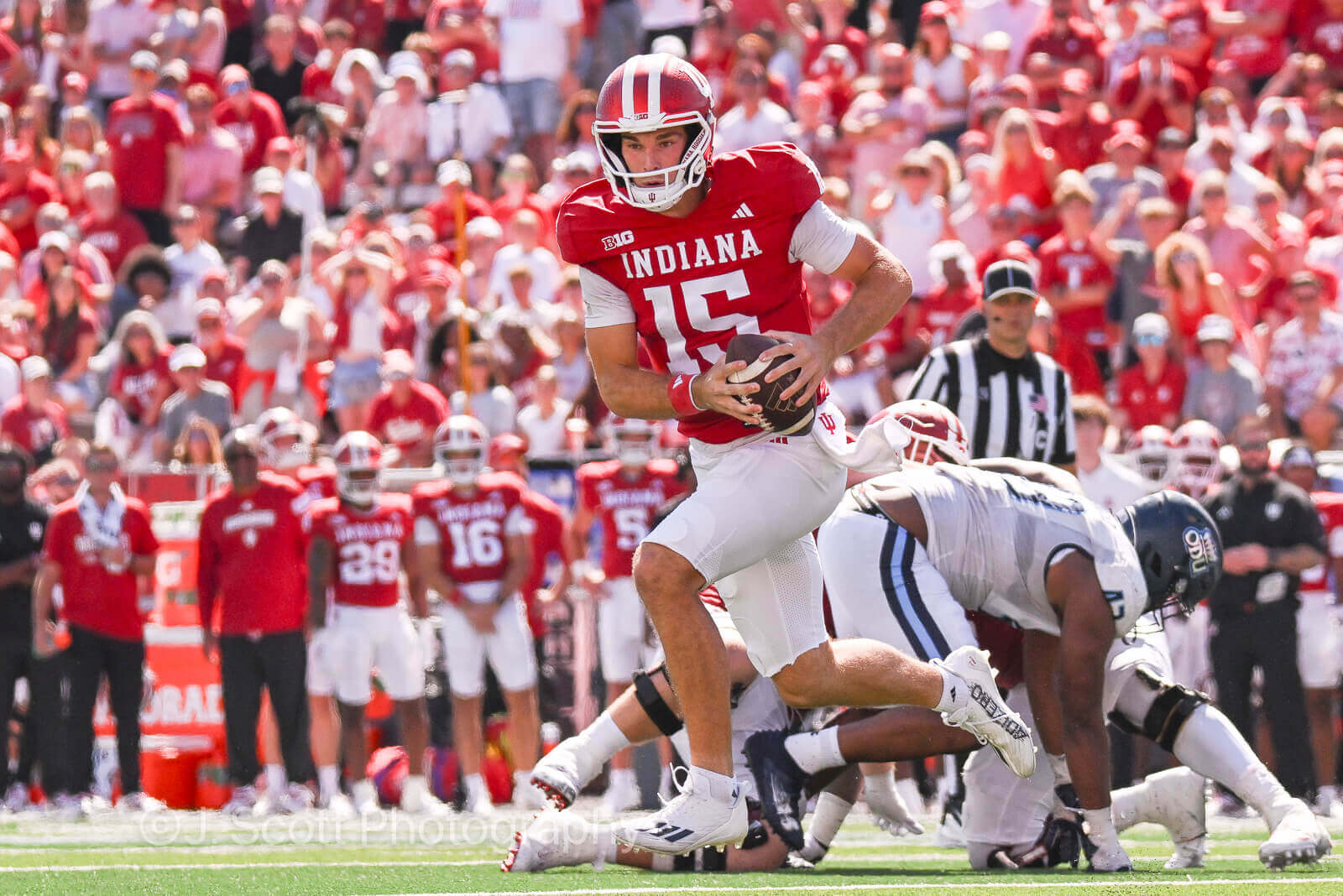 IU football quarterback Fernando Mendoza runs with the ball.