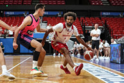 Tayton Conerway handles the ball.
