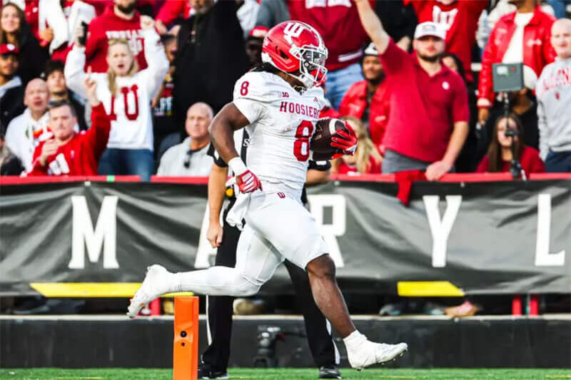 Kaelon Black runs the ball against Maryland.