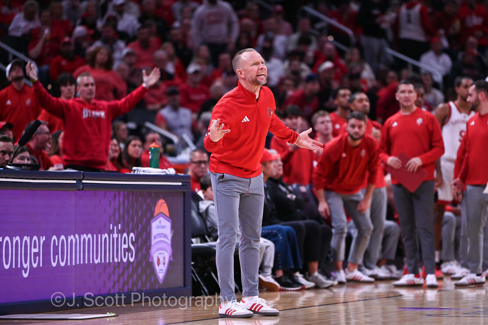 Photos of IU basketball's 87-78 loss to Louisville at Gainbridge Fieldhouse.